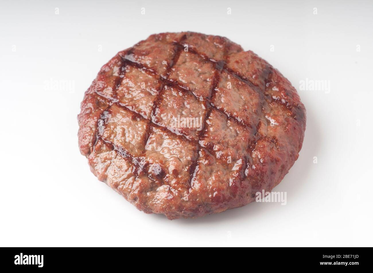 Burger de boeuf grillé savoureux sur fond blanc pour la conception graphique Banque D'Images