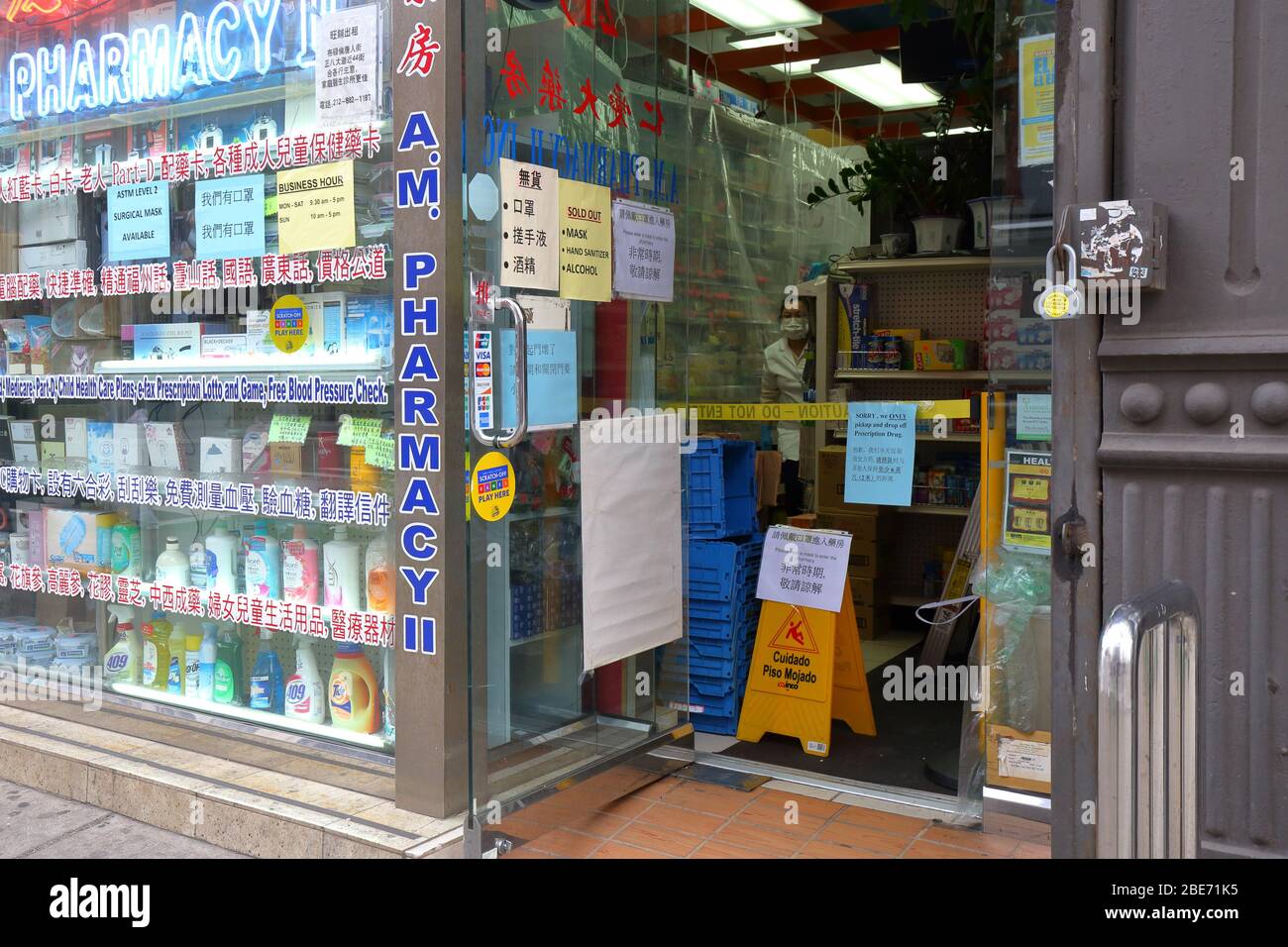 Une pharmacie à Manhattan Chinatown à New York avec des signes de sécurité et de précaution pour les clients pendant le coronavirus... PLUS D'INFORMATIONS POUR LA LÉGENDE COMPLÈTE Banque D'Images