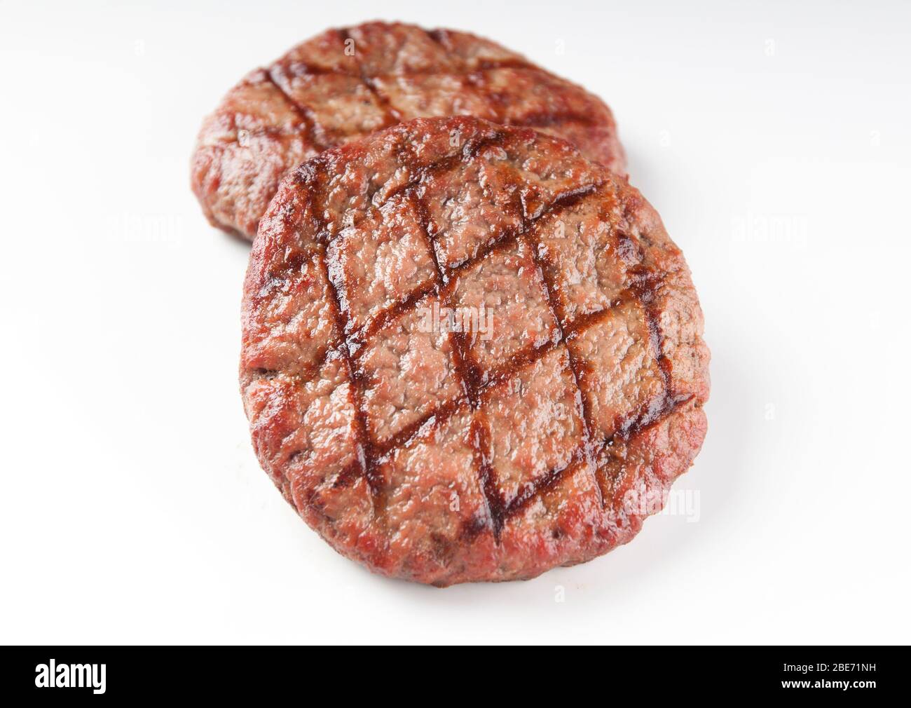 Burger de boeuf grillé savoureux sur fond blanc pour la conception graphique Banque D'Images