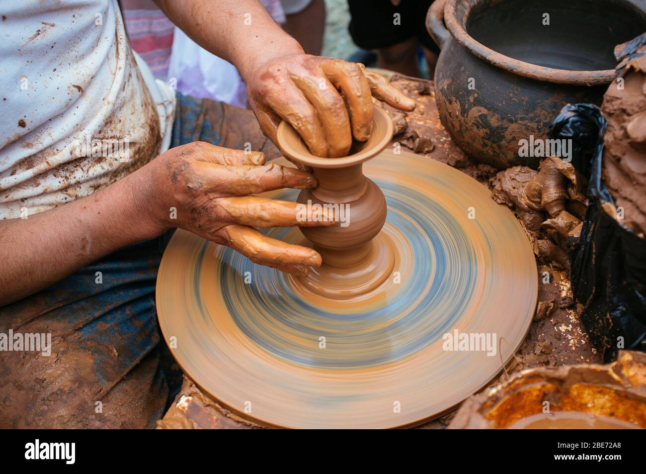 Moulage artisan potter un morceau d'argile sur un tour Banque D'Images