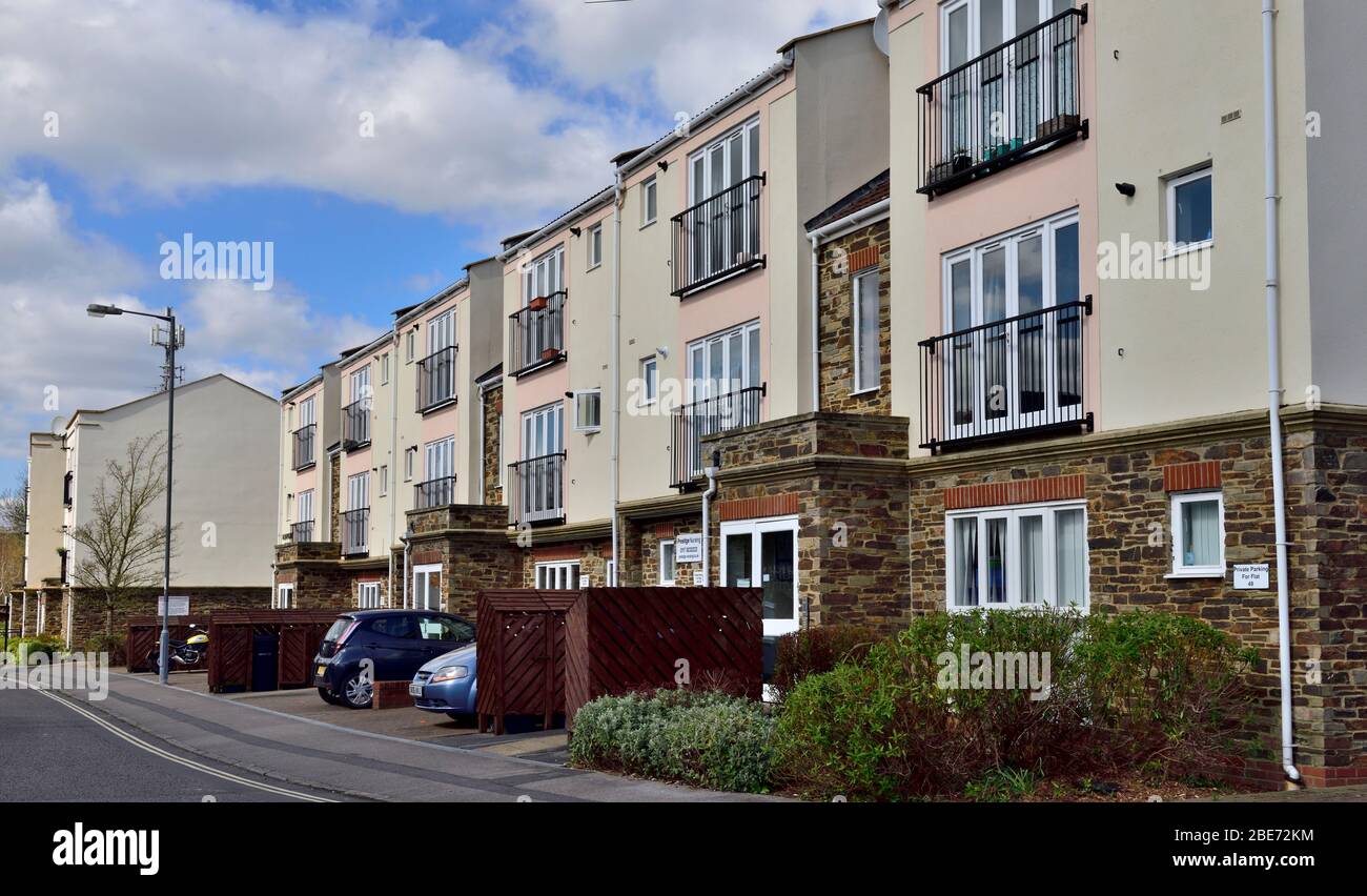 Terrasse de appartements modernes de la ville avec la route avec parking en face, faux balcons, Royaume-Uni Banque D'Images