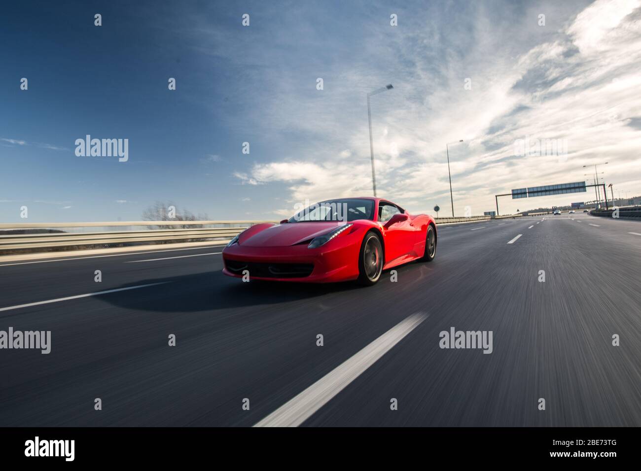 Voiture de sport de luxe rouge avec feux rouges, vue de l'avant Banque D'Images