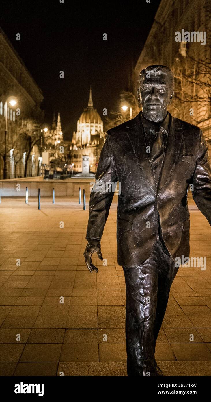 Statue de Ronald Reagan la nuit Banque D'Images