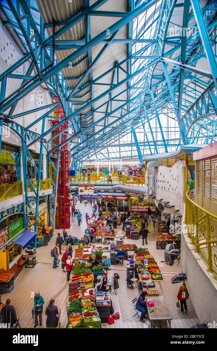 L'intérieur du marché moderne de la place Lehel Banque D'Images