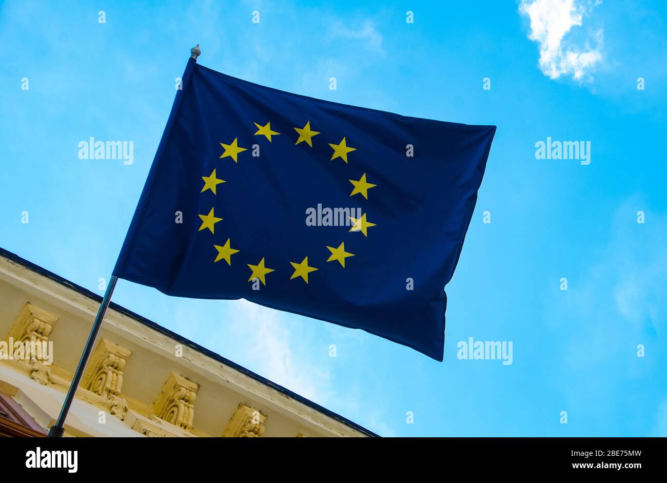 Drapeau de l'Union européenne contre un ciel bleu d'été Banque D'Images