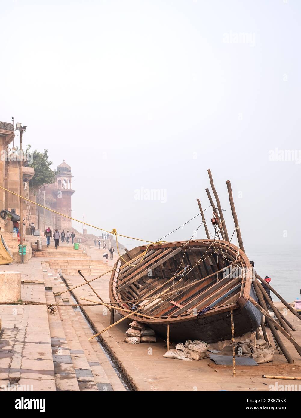 Sanglier touristique en cours de réparation sur les rives du Ganga, Varanasi, Inde. Banque D'Images