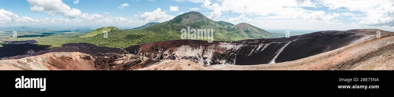 Vue panoramique sur un cratère volcanique et des montagnes verdoyantes autour de Cerro Negro, un volcan actif près de Leon, Nicaragua Banque D'Images