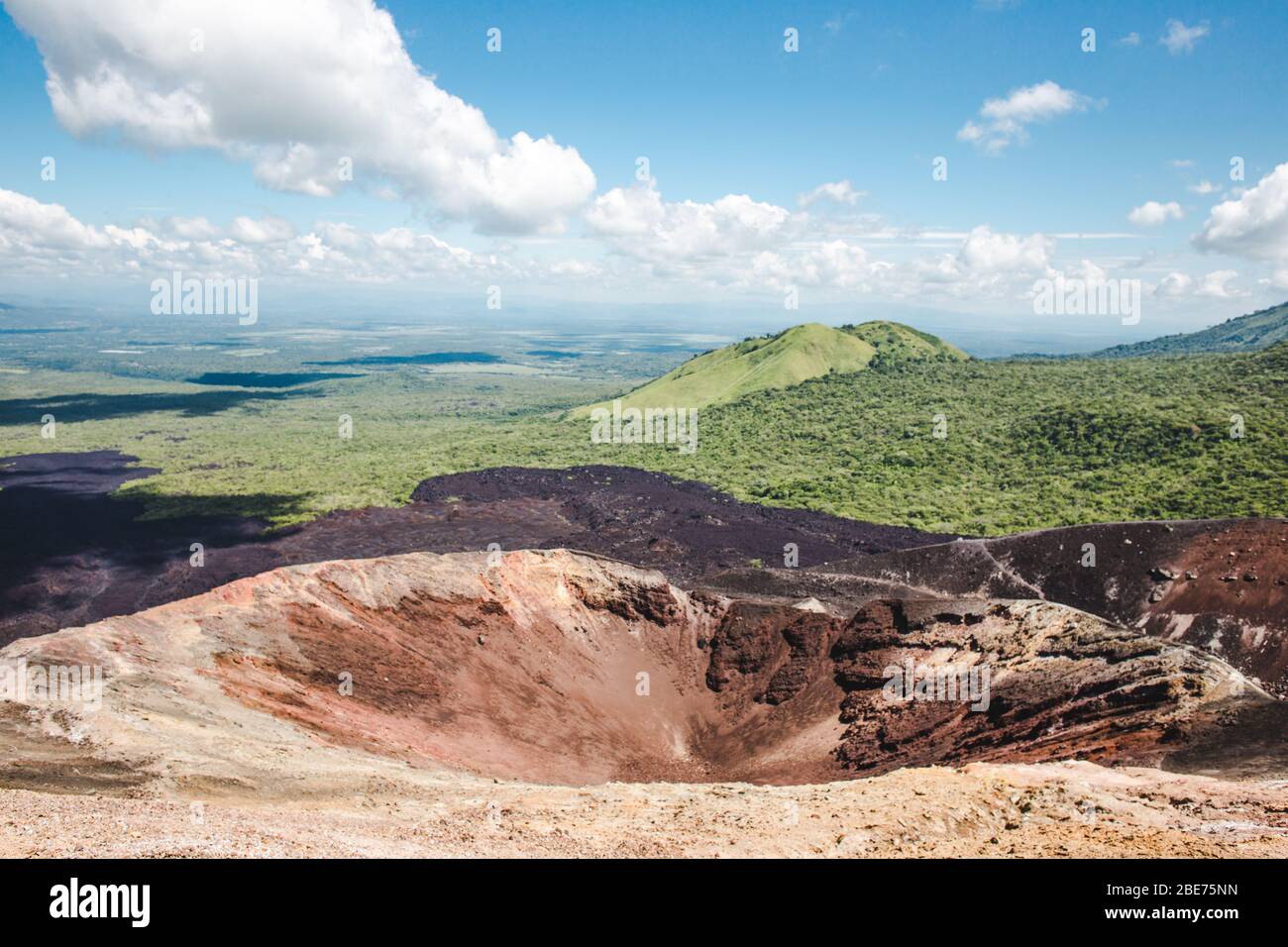 Vue panoramique sur un cratère volcanique et des montagnes verdoyantes autour de Cerro Negro, un volcan actif près de Leon, Nicaragua Banque D'Images