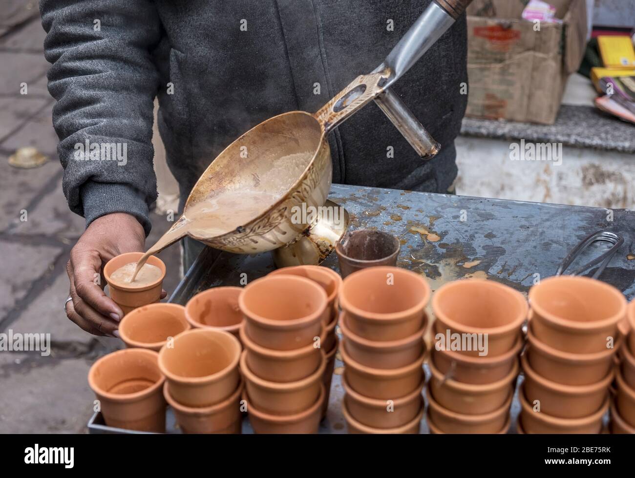 tandoori chai en Inde - thé au lait épicé versé sur une tasse chaude en terre cuite directement du four tandoori Banque D'Images