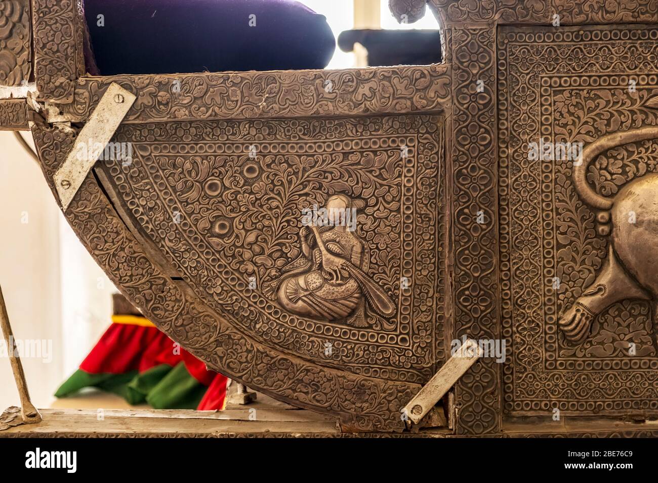 Un exemple de mauvaise pratique de restauration en Inde avec un vieux chariot d'éléphant fixé de manière très invasive Banque D'Images
