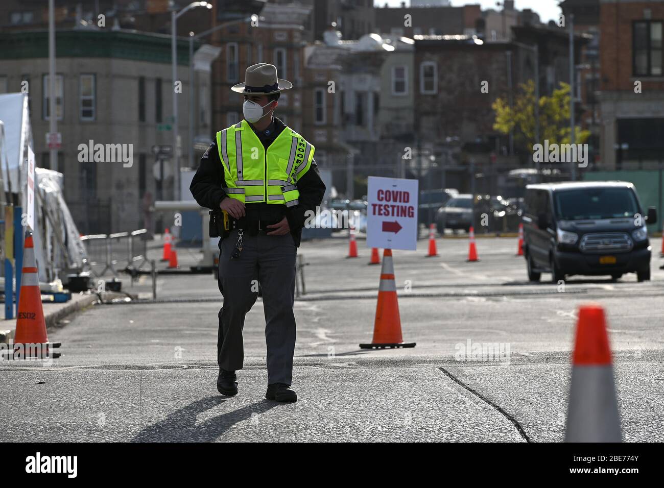 New York City, États-Unis. 12 avril 2020. Un Trooper de l'État de New York se trouve à l'entrée du site d'essais COVID-19 dans le parc de stationnement Sears, dans la section Flatbush du quartier de New York City Borough de Brooklyn, NY, le 12 avril 2020. Bien que les cas de coronavirus, les admissions et les hospitalisations en USI aient chuté dans tout l'État de New York, le nombre de morts n'en a pas. (Anthony Behar/Sipa USA) crédit: SIPA USA/Alay Live News Banque D'Images