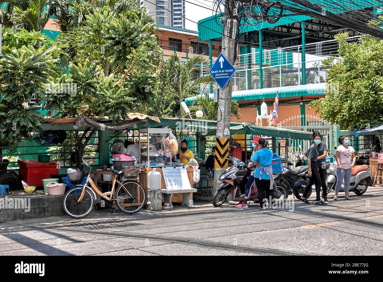 Masques de visage. COVID-19 . Thaïlande vendeurs de nourriture de rue avec des clients portant des masques de visage obligatoires de Coronavirus tout en achetant des aliments à l'extérieur. Banque D'Images