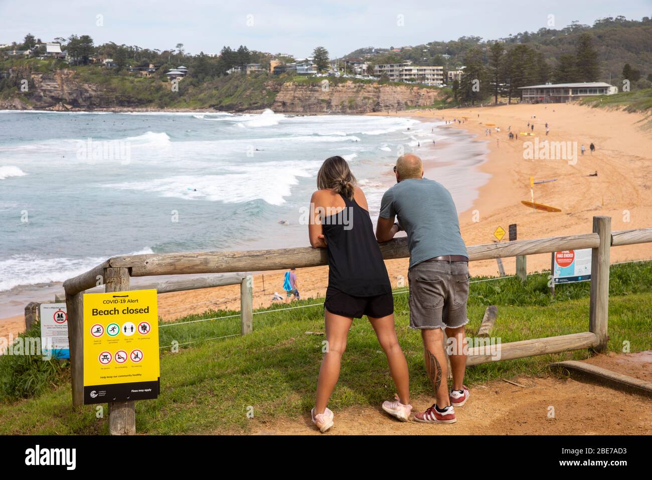 Sydney, Australie. Lundi 13 avril 2020. Avalon Beach à Sydney est ouvert pour le long week-end de Pâques mais les responsables du lundi de Pâques ont fermé la plage, les officiels ont ensuite érigé des panneaux fermés pour la plage en raison de COVID-19. Peu importe que les gens continuent à entrer dans la plage pour l'exercice ou le surf. Crédit Martin Berry/Alay Live News Banque D'Images