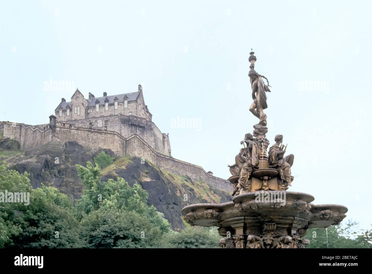 Château d'Édimbourg, vue sur Princes Street Gardens, Édimbourg, Écosse, Royaume-Uni avec espace de copie Banque D'Images