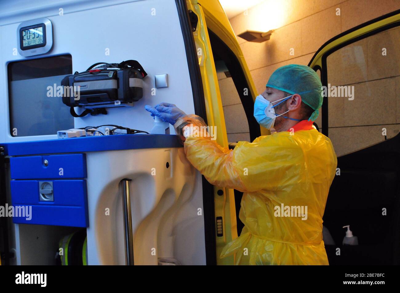 Vendrell, Espagne. 12 avril 2020. Un technicien de santé du Service médical  d'urgence catalan désinfecte et nettoie une ambulance après avoir  transporté un patient éventuellement infecté par le coronavirus Covid-19 à  l'hôpital.