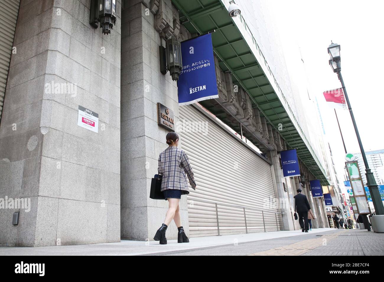 Le magasin départemen d'Isetan Shinjuku est temporairement fermé à Tokyo, au Japon, le 11 avril 2020, dans l'état d'urgence en raison de la propagation du nouveau coronavirus. Crédit: AFLO/Alay Live News Banque D'Images