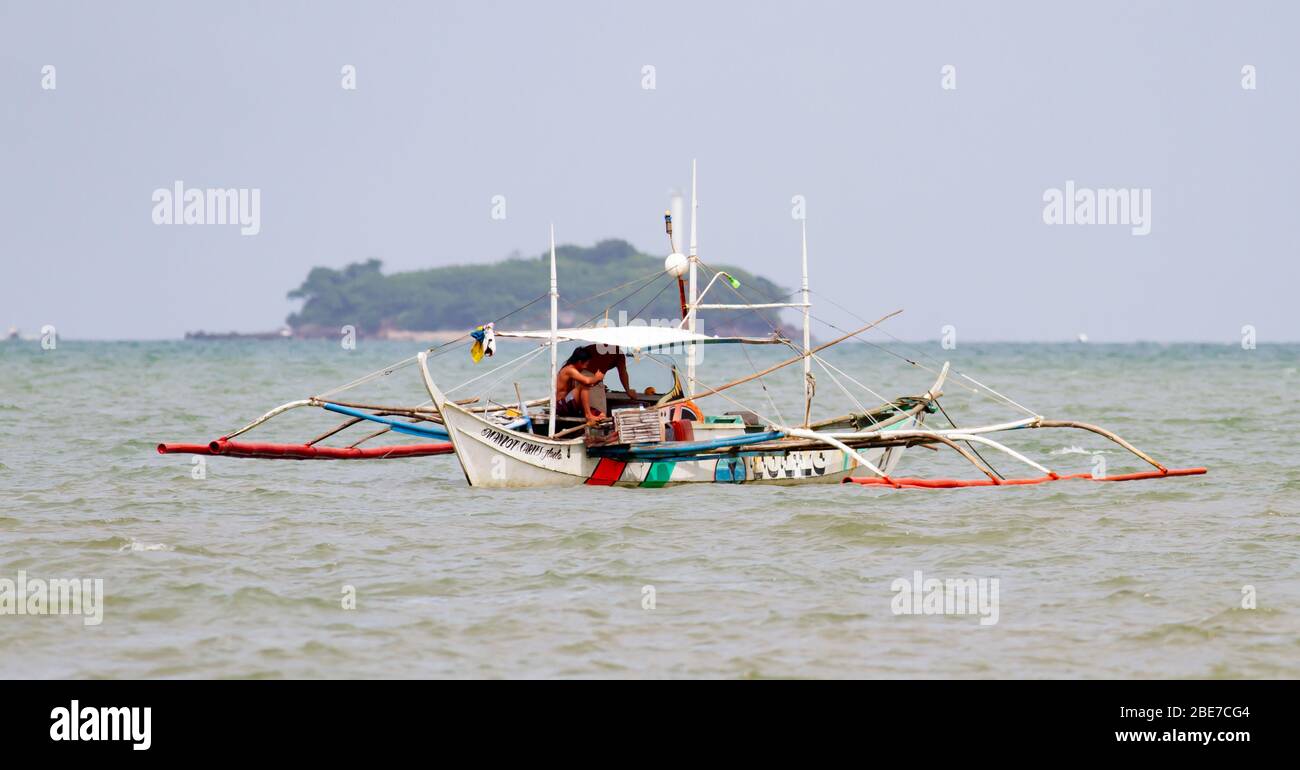 Voyager dans les eaux des Philippines dans des bateaux traditionnels de détente Banque D'Images