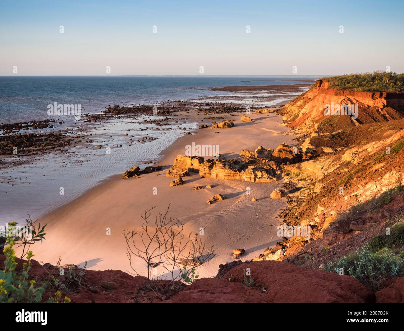 Falaises et plage de pindoes rouges, baie de Pender, péninsule de Dampier, Kimberley, Australie occidentale Banque D'Images