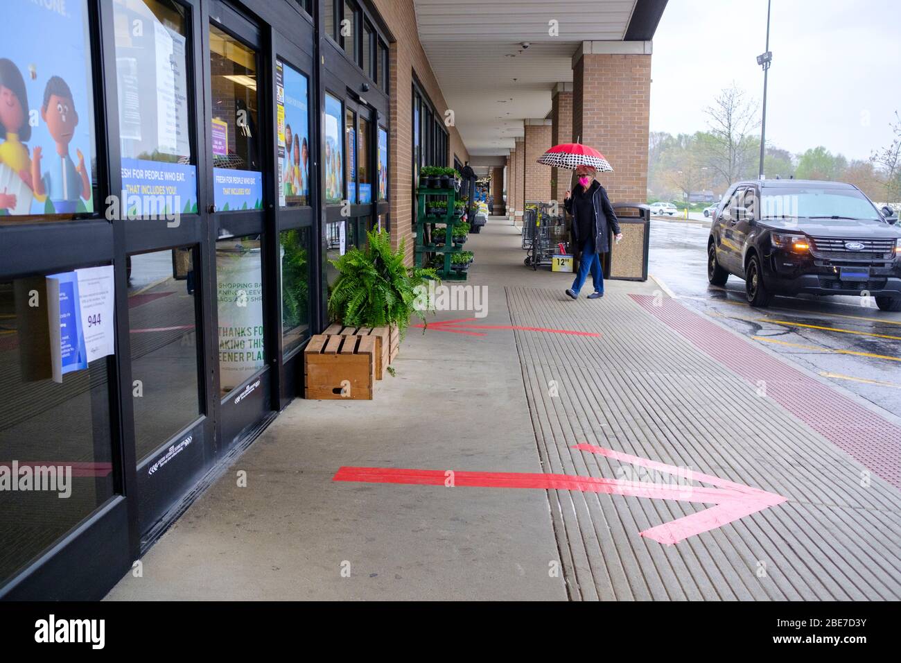 Bloomington, États-Unis. 12 avril 2020. Les clients arrivent dans un supermarché Kroger pour découvrir pourquoi il a fermé tôt à 16 heures à Pâques. Le marché, qui était autrefois ouvert 24 heures sur 24, 7 jours sur 7, connaît un volume élevé depuis le début de l'éclosion de COVID-19/Coronavirus. Crédit: SOPA Images Limited/Alay Live News Banque D'Images Bloomington, États-Unis. 12 avril 2020. Les clients arrivent dans un supermarché Kroger pour découvrir pourquoi il a fermé tôt à 16 heures à Pâques. Le marché, qui était autrefois ouvert 24 heures sur 24, 7 jours sur 7, connaît un volume élevé depuis le début de l'éclosion de COVID-19/Coronavirus. Crédit: SOPA Images Limited/Alay Live News Banque D'Images