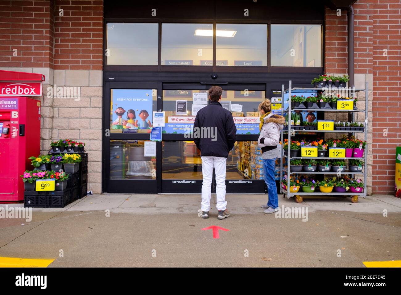 Bloomington, États-Unis. 12 avril 2020. Les clients sont abasourdis après leur arrivée dans un supermarché Kroger pour savoir pourquoi il a fermé tôt à 16 heures le dimanche de Pâques. Le marché, qui était ouvert 24 heures sur 24, 7 jours sur 7, a connu un volume élevé depuis le début de l'épidémie de COVID-19/Coronavirus. Crédit: SOPA Images Limited/Alay Live News Banque D'Images Bloomington, États-Unis. 12 avril 2020. Les clients sont abasourdis après leur arrivée dans un supermarché Kroger pour savoir pourquoi il a fermé tôt à 16 heures le dimanche de Pâques. Le marché, qui était ouvert 24 heures sur 24, 7 jours sur 7, a connu un volume élevé depuis le début de l'épidémie de COVID-19/Coronavirus. Crédit: SOPA Images Limited/Alay Live News Banque D'Images