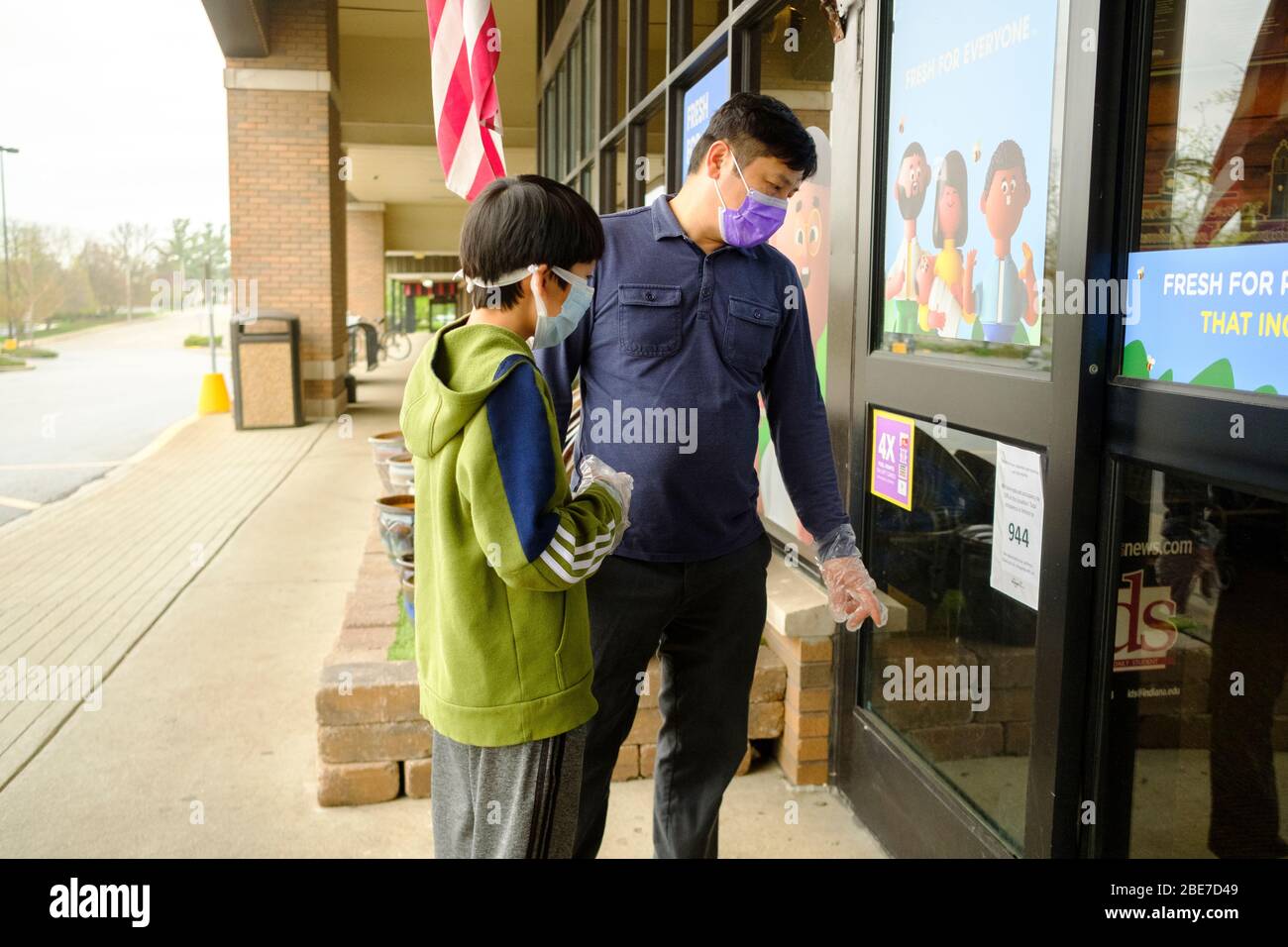 Bloomington, États-Unis. 12 avril 2020. Les clients arrivent dans un supermarché Kroger pour découvrir pourquoi il a fermé tôt à 16 heures à Pâques. Le marché, qui était autrefois ouvert 24 heures sur 24, 7 jours sur 7, connaît un volume élevé depuis le début de l'éclosion de COVID-19/Coronavirus. Crédit: SOPA Images Limited/Alay Live News Banque D'Images Bloomington, États-Unis. 12 avril 2020. Les clients arrivent dans un supermarché Kroger pour découvrir pourquoi il a fermé tôt à 16 heures à Pâques. Le marché, qui était autrefois ouvert 24 heures sur 24, 7 jours sur 7, connaît un volume élevé depuis le début de l'éclosion de COVID-19/Coronavirus. Crédit: SOPA Images Limited/Alay Live News Banque D'Images