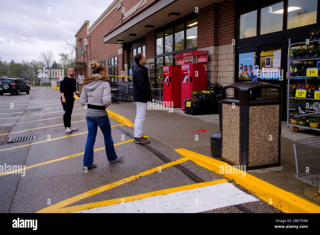 Bloomington, États-Unis. 12 avril 2020. Les clients sont abasourdis après leur arrivée dans un supermarché Kroger pour savoir pourquoi il a fermé tôt à 16 heures le dimanche de Pâques. Le marché, qui était ouvert 24 heures sur 24, 7 jours sur 7, a connu un volume élevé depuis le début de l'épidémie de COVID-19/Coronavirus. Crédit: SOPA Images Limited/Alay Live News Banque D'Images Bloomington, États-Unis. 12 avril 2020. Les clients sont abasourdis après leur arrivée dans un supermarché Kroger pour savoir pourquoi il a fermé tôt à 16 heures le dimanche de Pâques. Le marché, qui était ouvert 24 heures sur 24, 7 jours sur 7, a connu un volume élevé depuis le début de l'épidémie de COVID-19/Coronavirus. Crédit: SOPA Images Limited/Alay Live News Banque D'Images