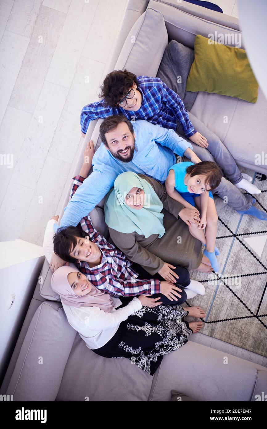 portrait de famille musulman avec des enfants arabes adolescents dans une maison moderne vue de dessus intérieure Banque D'Images