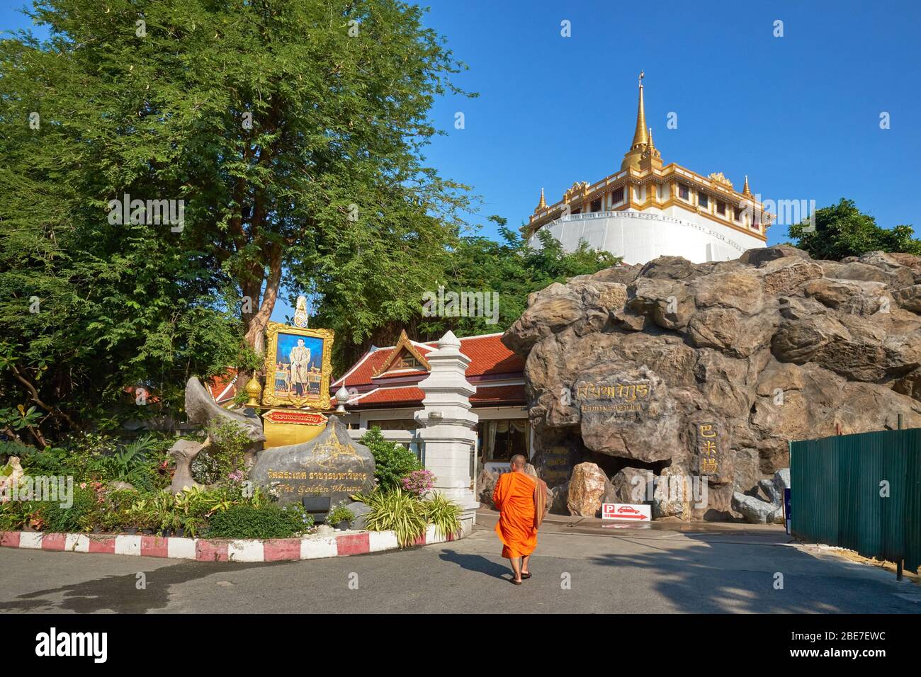 Un moine bouddhiste marche dans le domaine de Wat Saket, Bangkok, Thaïlande, au pied du Mont d'Or (Phukhao Thong) Banque D'Images