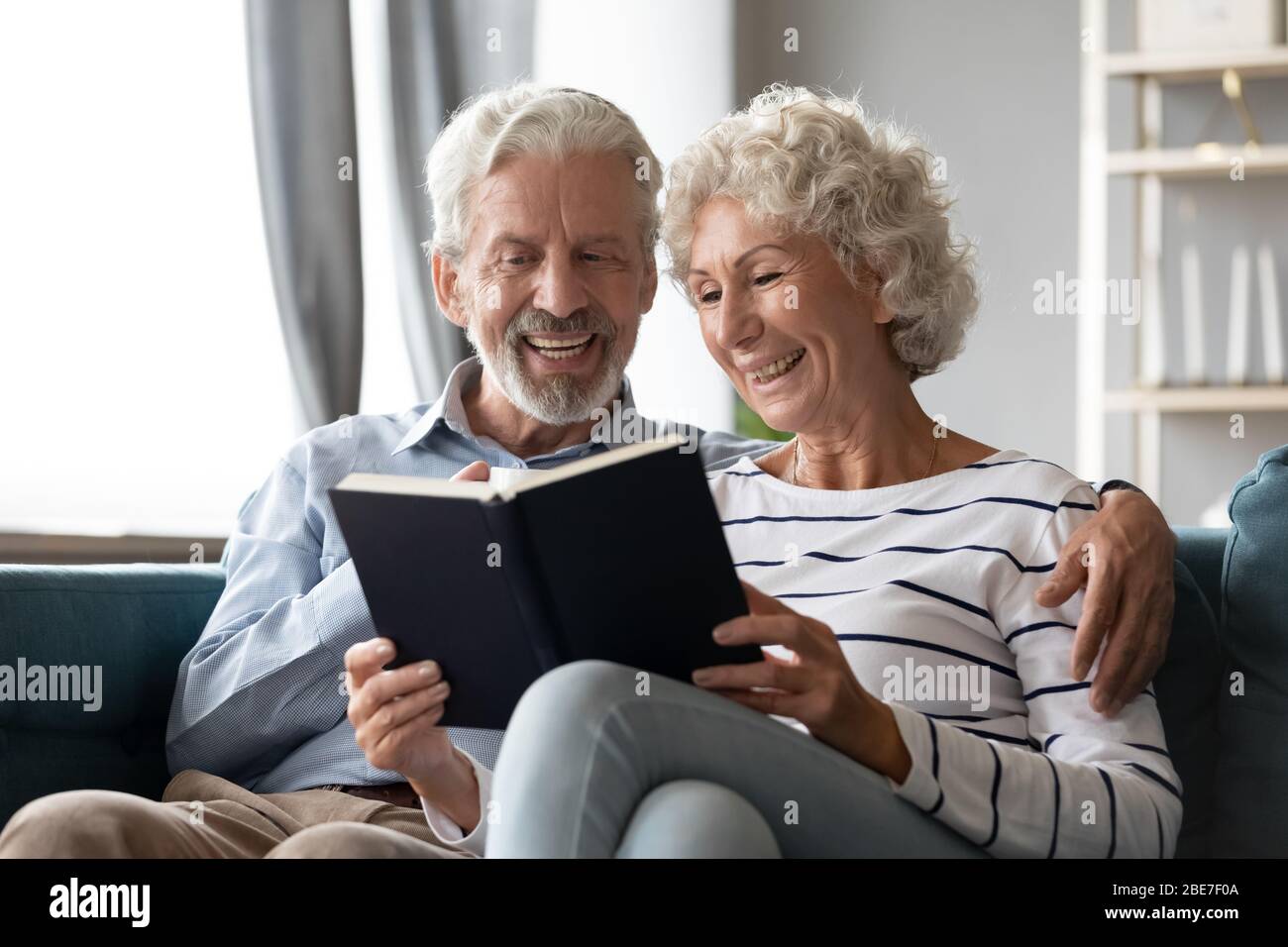 Homme et femme souriants et mûrs, qui apprécient la littérature ensemble Banque D'Images