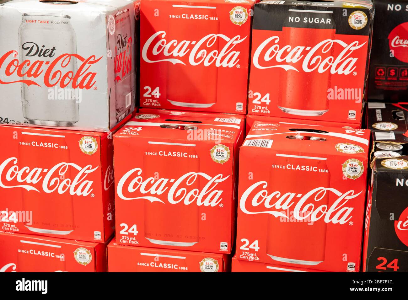 Coca-Cola et Coca-Cola dans des boîtes en vente dans un supermarché australien Banque D'Images