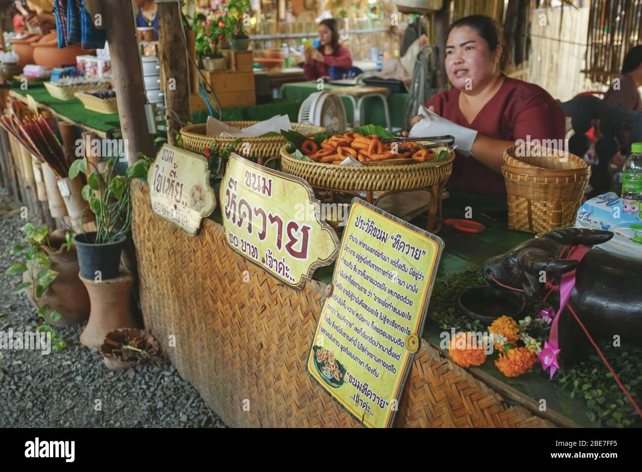 Sing Buri, Thaïlande - 17 novembre 2019 : décor des célèbres détusions de voyage Bang Rachan Old Market, province de Sing Buri, Thaïlande. Banque D'Images