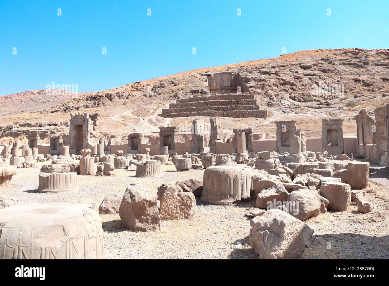 Ruines du palais des 100 colonnes et tombeau d'Artaxerxès III, situé sur la pente d'Rahmet Mount, Persepolis, Iran. Site du patrimoine mondial de l'UNESCO Banque D'Images