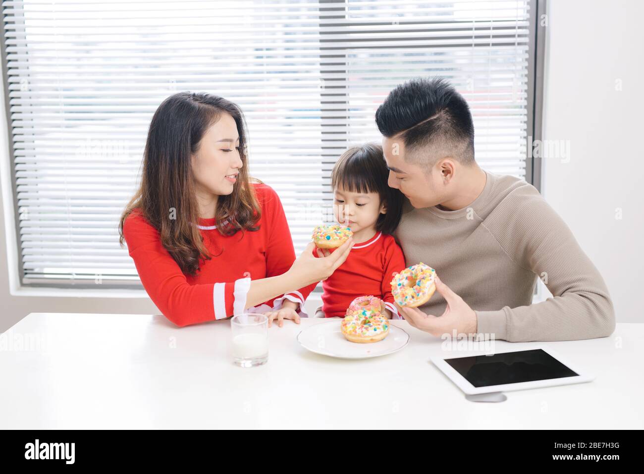 Bonne famille manger de la pizza ensemble et s'amuser. Banque D'Images