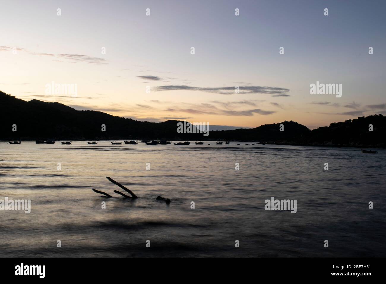 Coucher de soleil côtier avec bateaux au Vietnam Banque D'Images