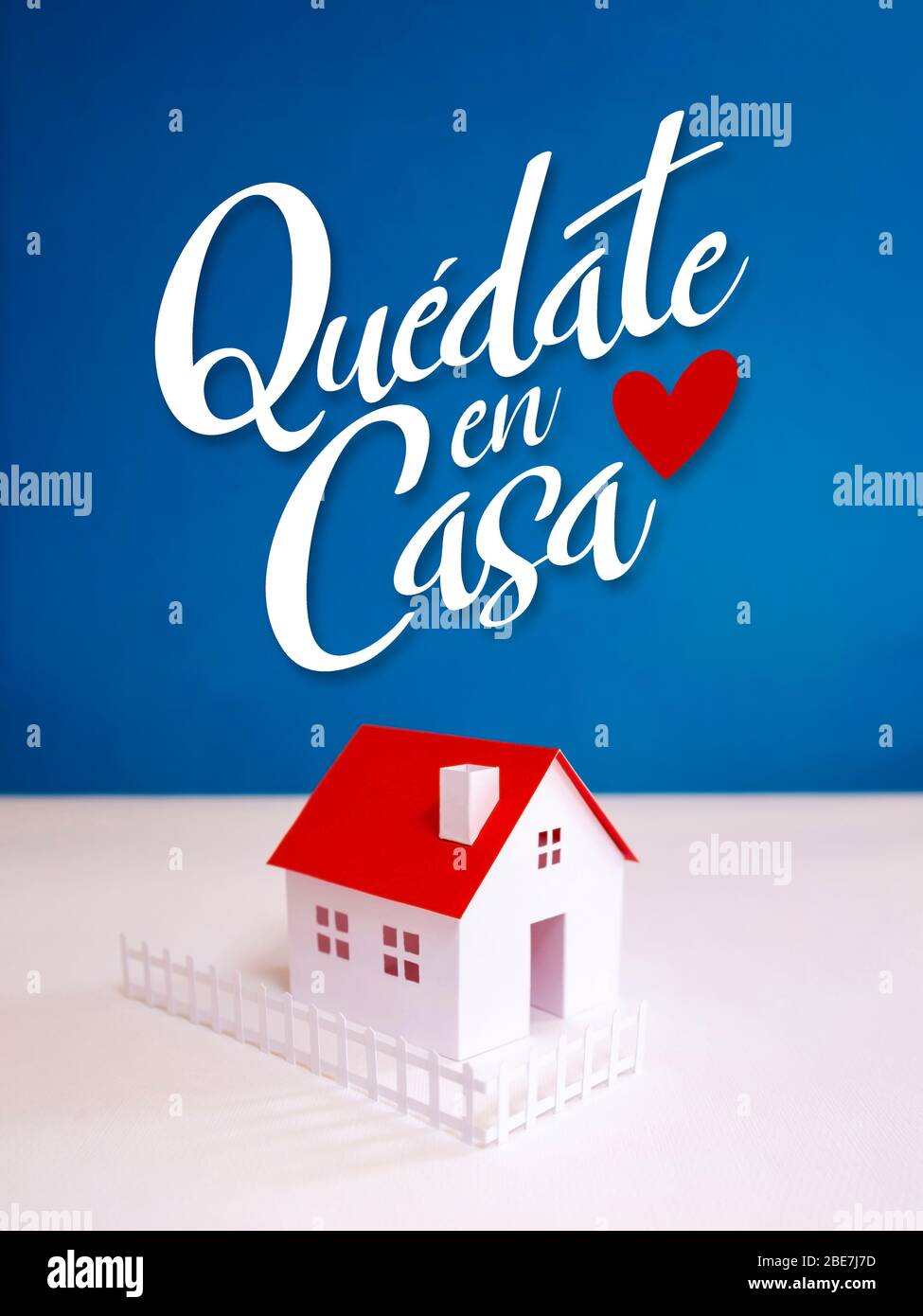 Citation En Espagnol Quedate En Casa Rester A La Maison Sur Fond Bleu Avec Peu De Maison En Papier Campagne De Distanciation Sociale Durant La Carriere Covid 19 Pa Photo Stock Alamy