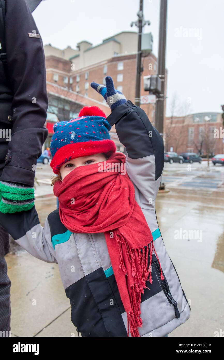 Maman et enfant marchant dans les rues froides d'hiver Banque D'Images