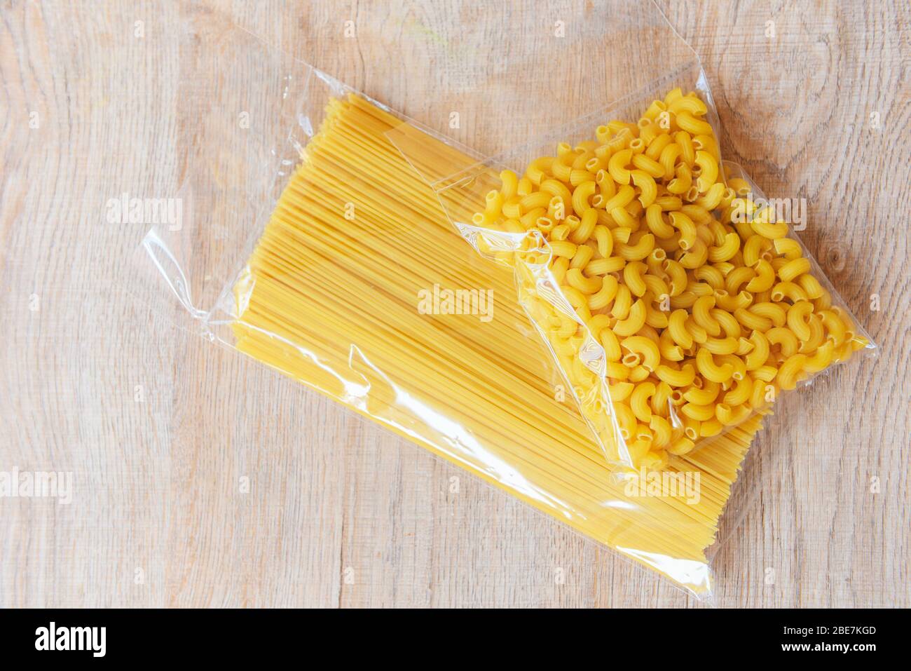 Spaghetti Crus Pates Italiennes Non Cuites Cru Macaroni En Paquet Vermicelles Produit Des Pates Alimentaires Seches Des Aliments Non Perissables Photo Stock Alamy