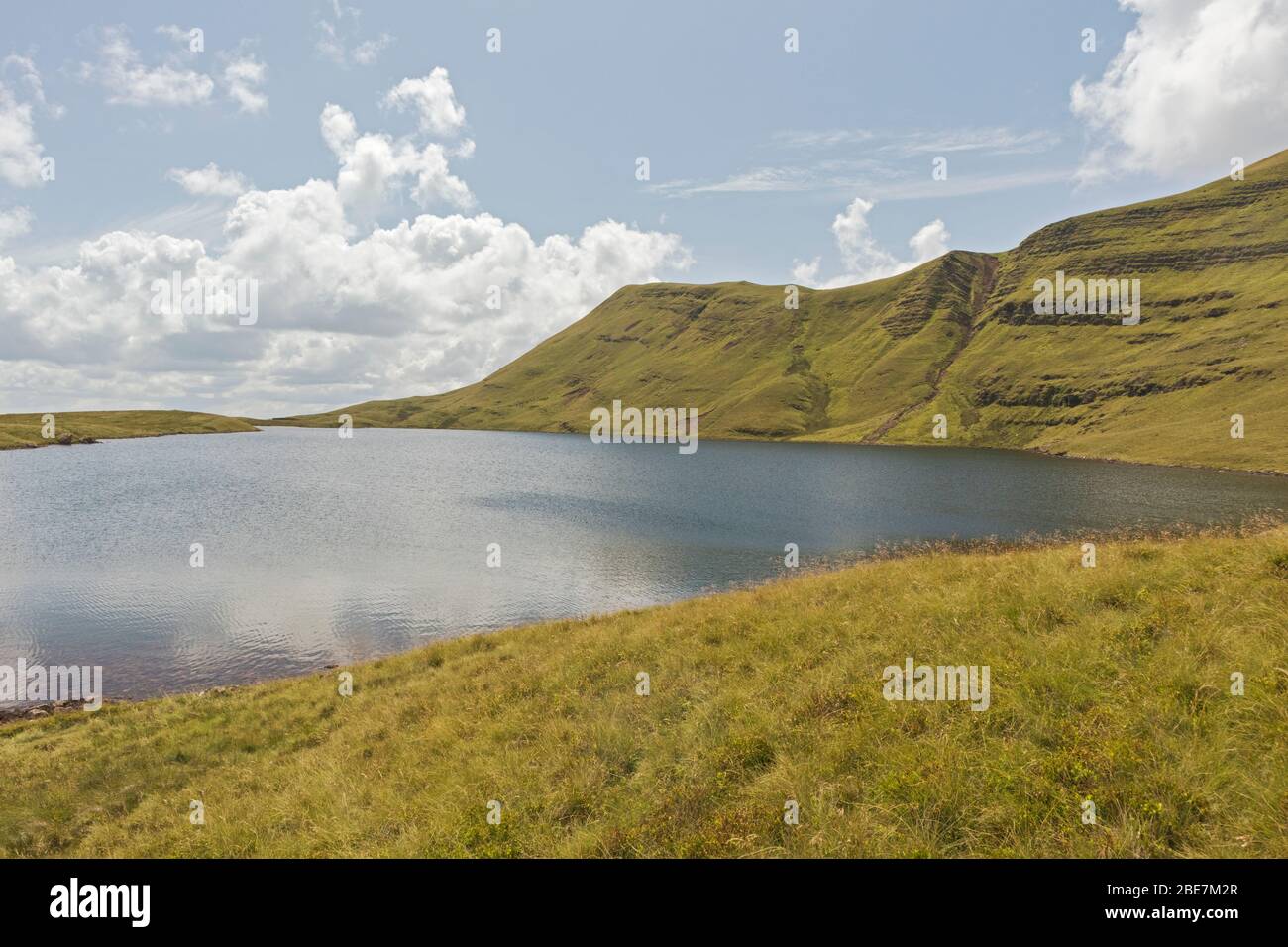 Llyn y Fan Fawr, au pied de Fan Brycheiniog, Brecon Beacons National Park, Powys, Pays de Galles du Sud, Royaume-Uni Banque D'Images