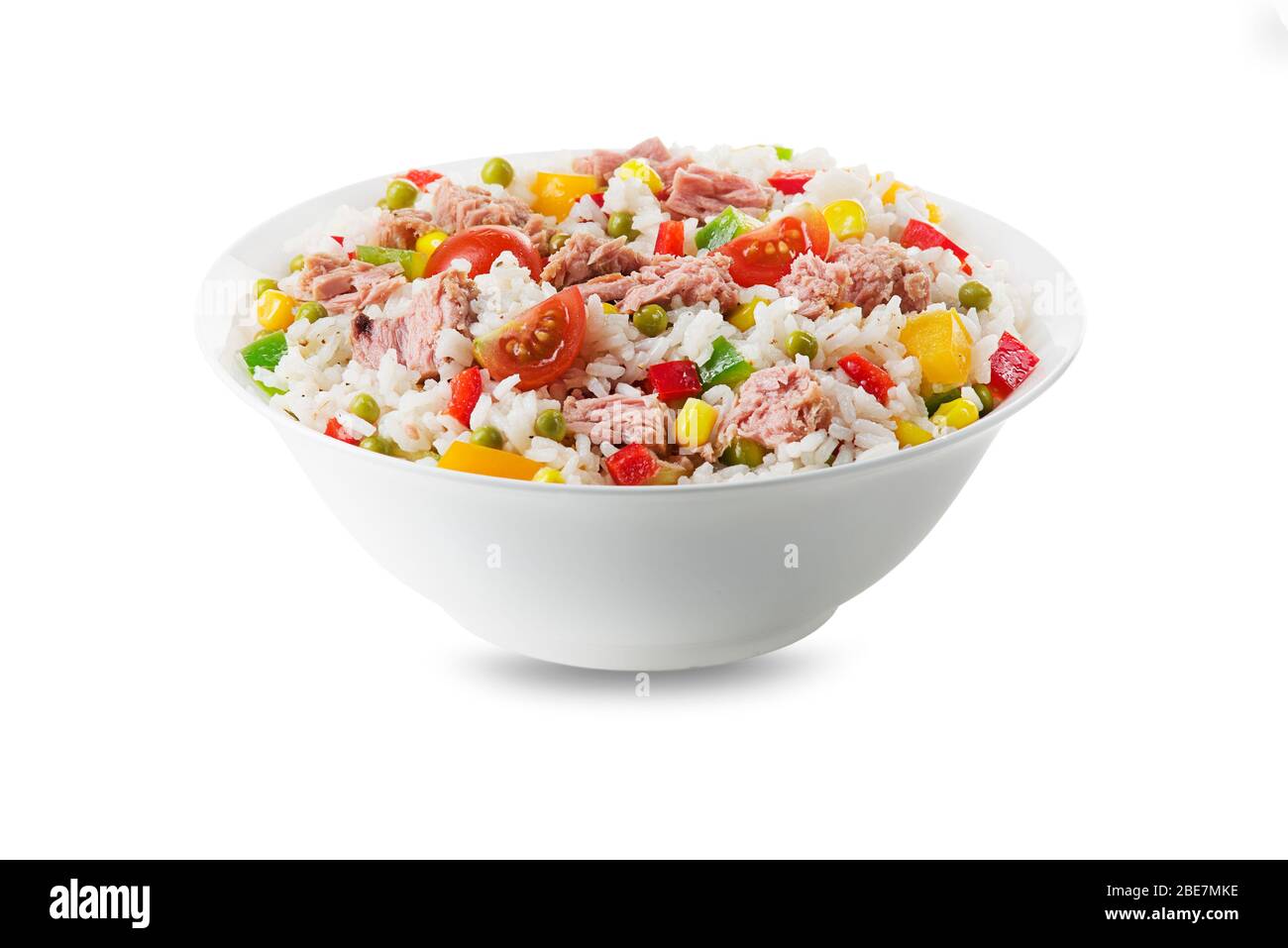 Salade de riz avec thon et légumes mélangés dans un bol isolé sur la série d'images 5/40 blanches Banque D'Images