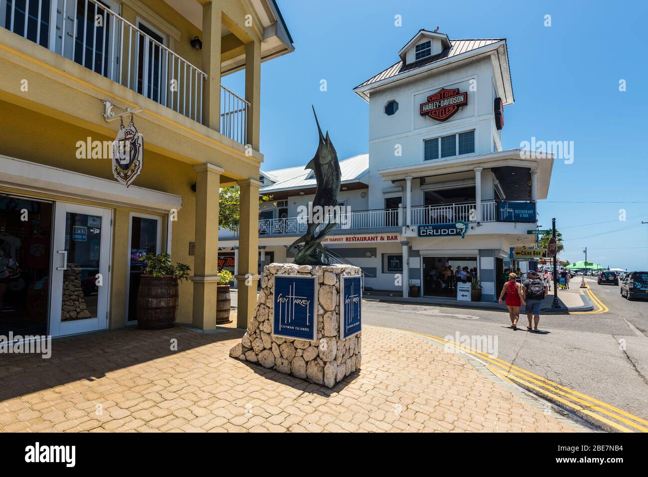 George Town, Grand Cayman Island, Royaume-Uni - 23 avril 2019: Vue sur la rue de George Town le jour avec des piétons et des sculptures de poisson près du restaurant à Downto Banque D'Images