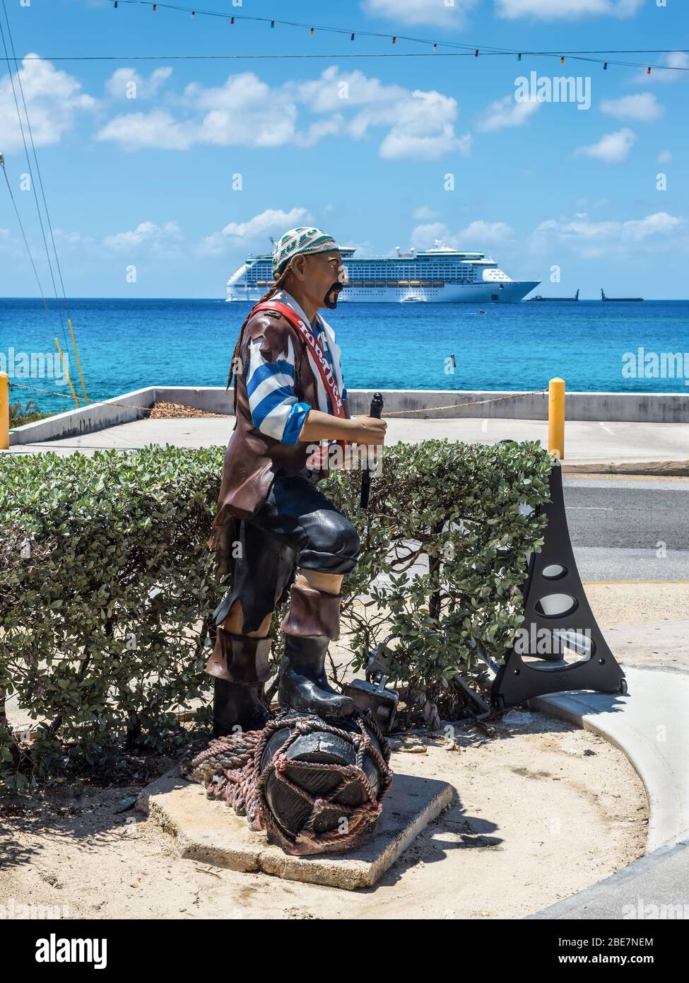 George Town, Grand Cayman Island, Royaume-Uni - 23 avril 2019 : vue sur la rue le jour avec la statue du pirate située en face du magasin de George Town, Grand Cayman Banque D'Images