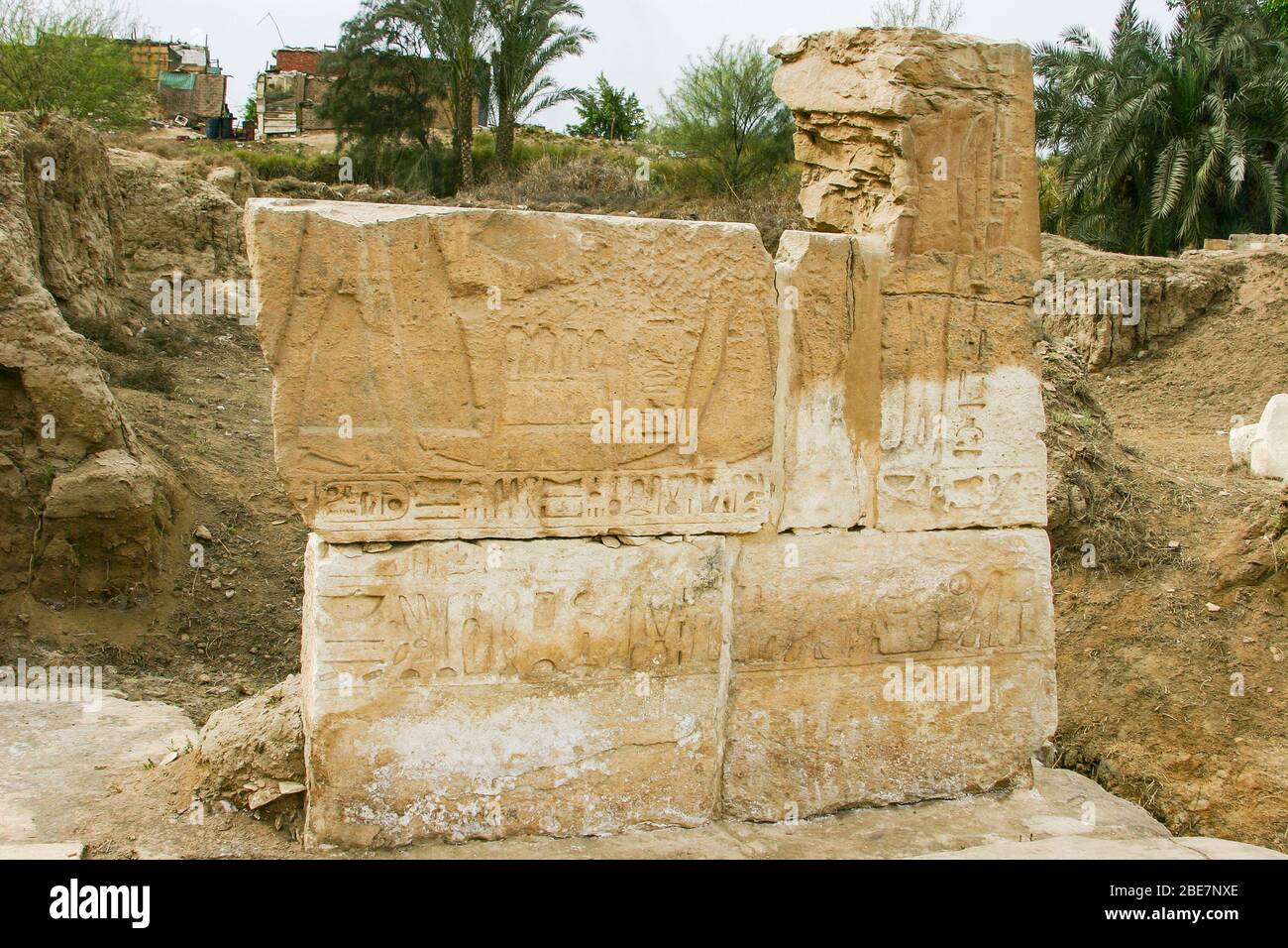 Egypte, le Caire, Heliopolis, le temple de ramesside dans la zone appelée Tell el Hisn. Probablement un roi face à un dieu. Banque D'Images