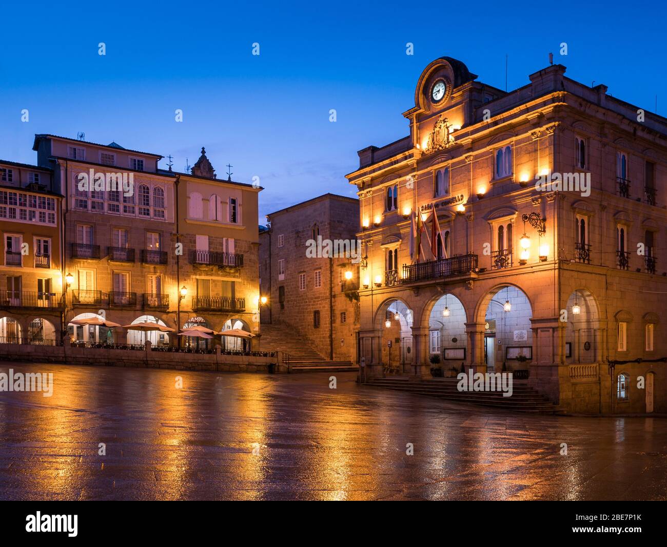 Hôtel de ville (Casa do Concello) sur la Plaza Mayor à l'aube, à Ourense, Galice, Espagne Banque D'Images