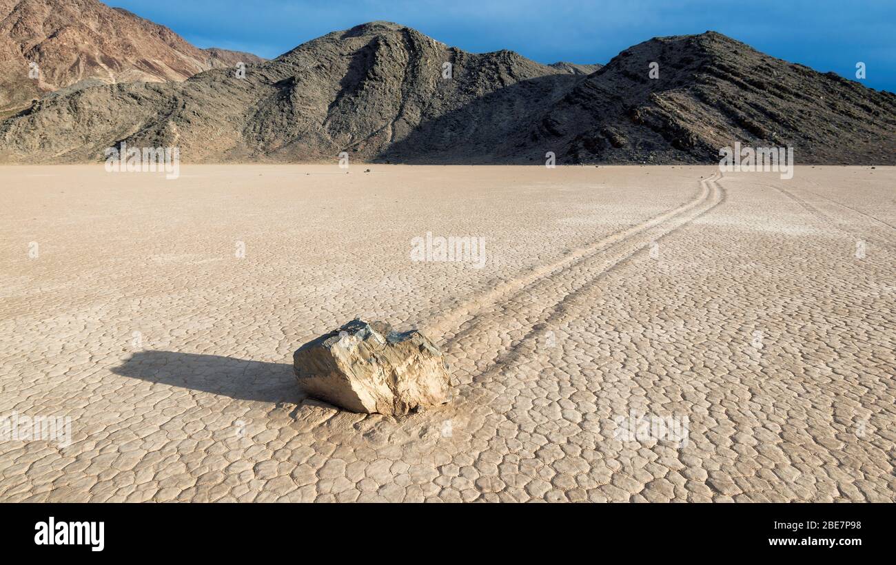 Pierres mobiles dans le désert, la Vallée de la mort, Californie. Banque D'Images