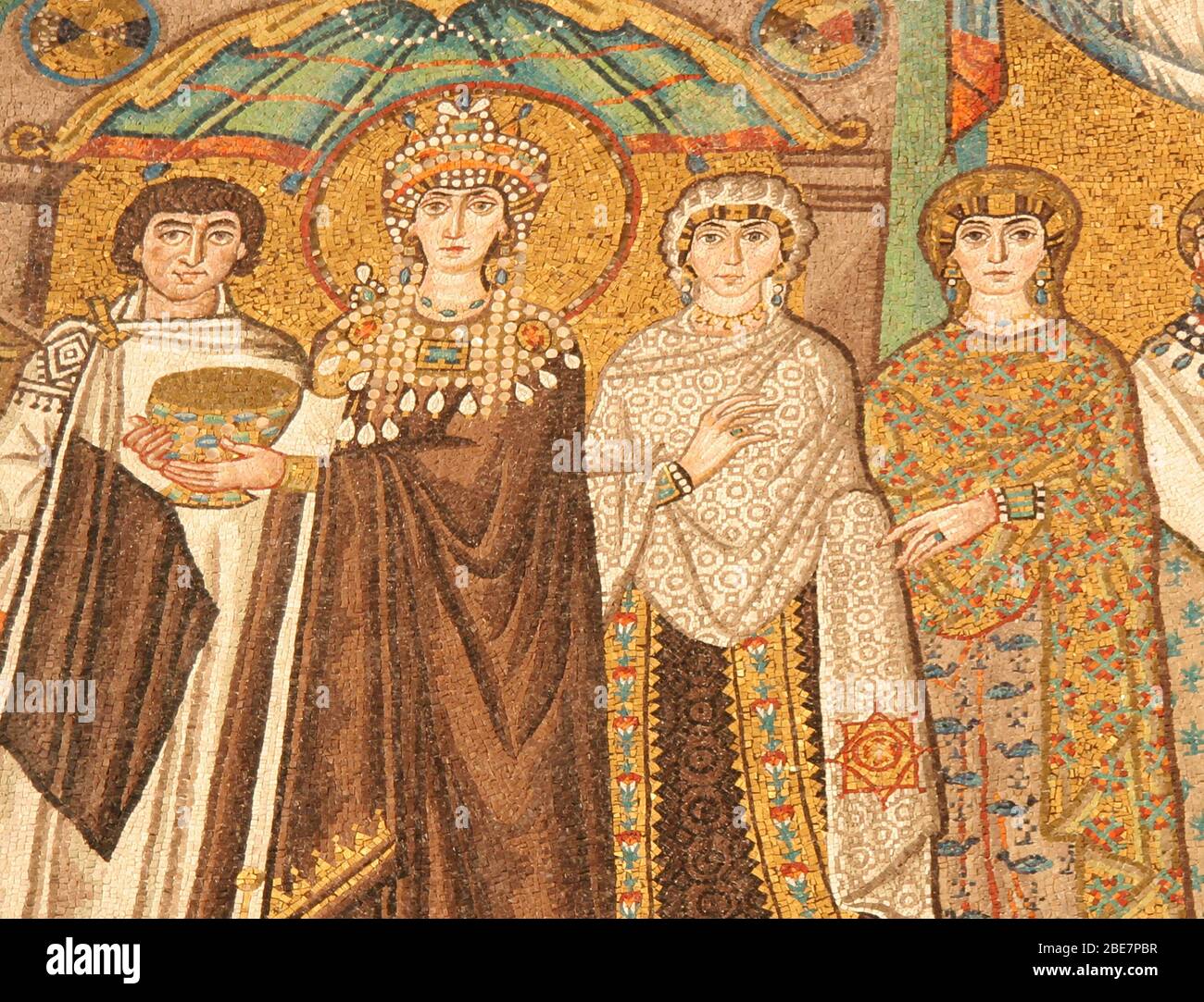 L'Italie. Ravenne. San Vitale. Mosaïque romaine byzantine. L'impératrice Théodora et le groupe de femmes de la cour. 6ème siècle. Banque D'Images