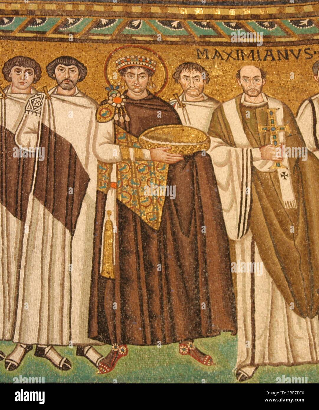 Italie. Ravenne. Basilique de San vitale. Mosaïques romaines byzantines. Panneau de Justinian I avec évêque Maximian. 6ème c. Banque D'Images