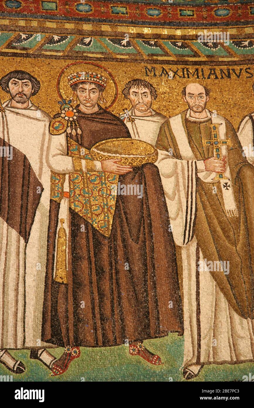 Italie. Ravenne. Basilique de San vitale. Mosaïques romaines byzantines. Panneau de Justinian I avec évêque Maximian. 6ème c. Banque D'Images