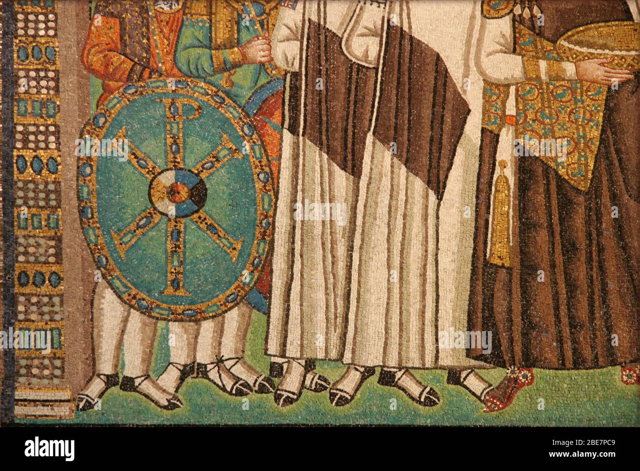 Italie. Ravenne. Basilique de San vitale. Mosaïques romaines byzantines. Panneau de Justinien. Détails soldats. 6ème siècle. Banque D'Images