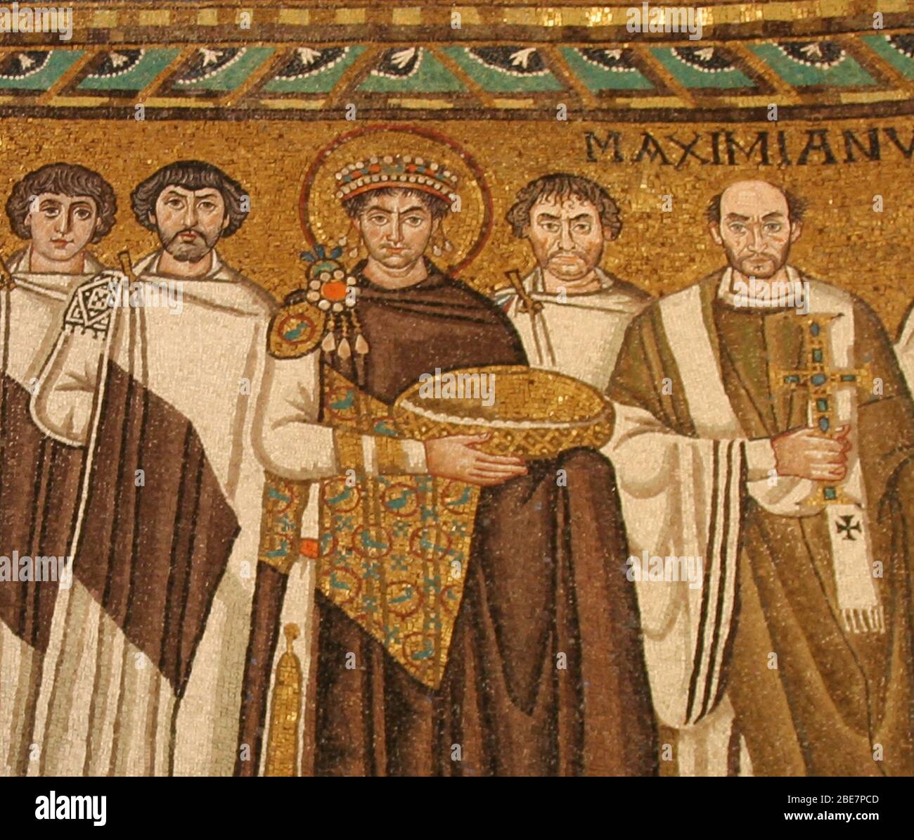 Italie. Ravenne. Basilique de San vitale. Mosaïques romaines byzantines. Panneau de Justinian I avec évêque Maximian. 6ème c. Banque D'Images