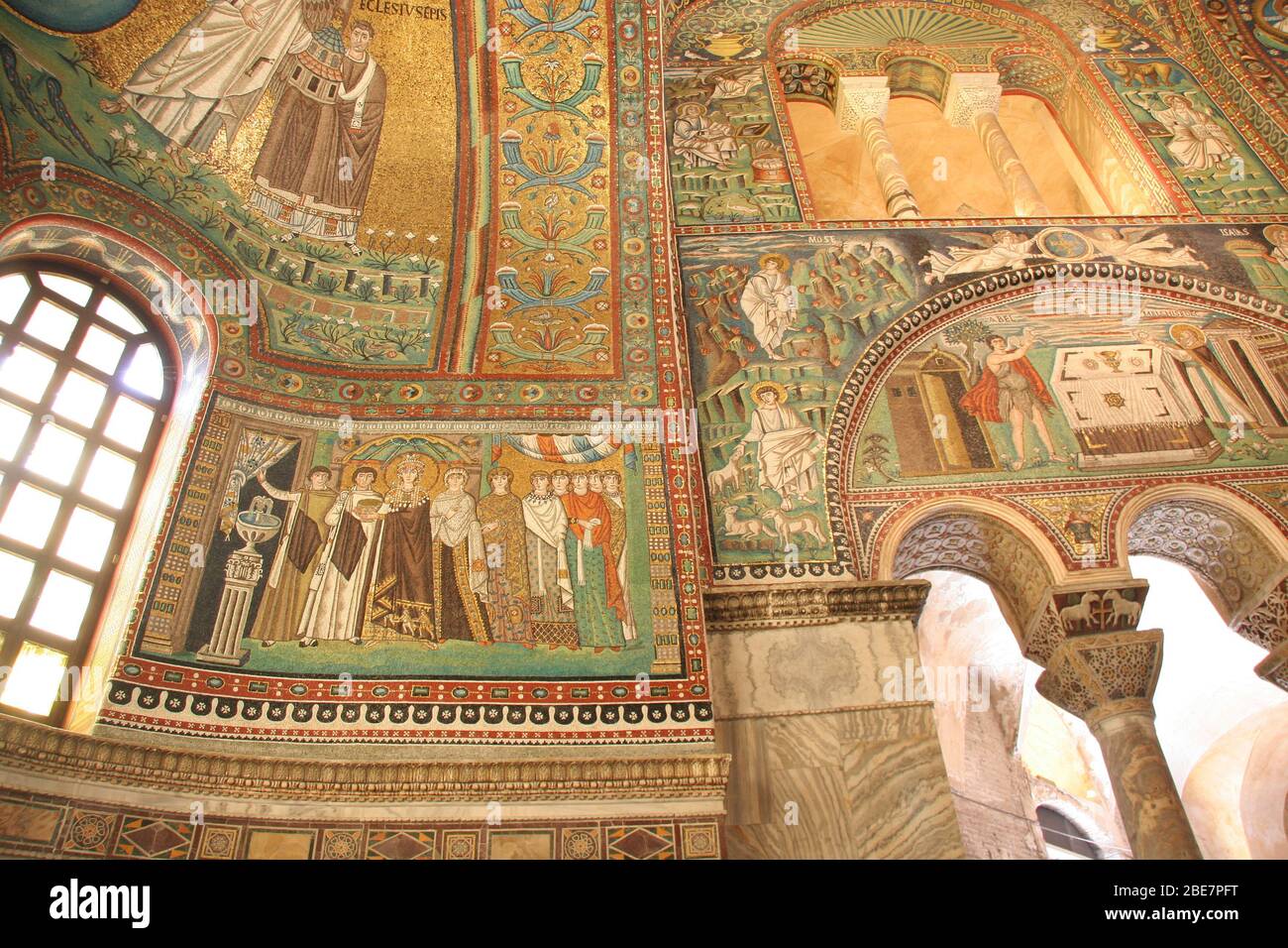 L'Italie. Ravenne. San Vitale. Mosaïque romaine byzantine. L'impératrice Théodora et le groupe de femmes de la cour. 6ème siècle. Banque D'Images